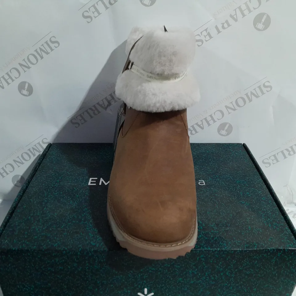 BOXED PAIR OF EMU ALL WEATHER SCOTT WATERPROOF SHEEPSKIN ANKLE BOOTS, BROWN - SIZE 6