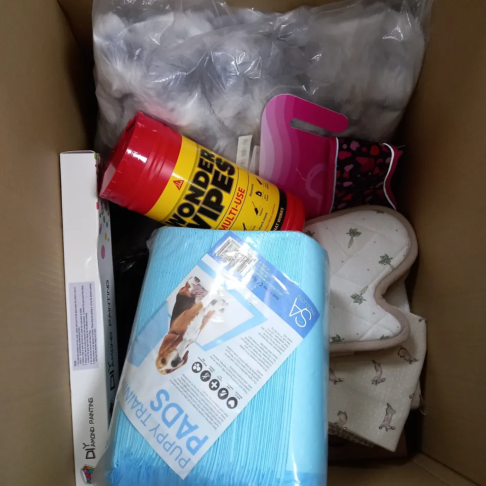 BOX OF APPROXIMATELY 10 ITEMS TO INCLUDE WONDER WIPES, PUPPY PADS, OVEN GLOVES ETC