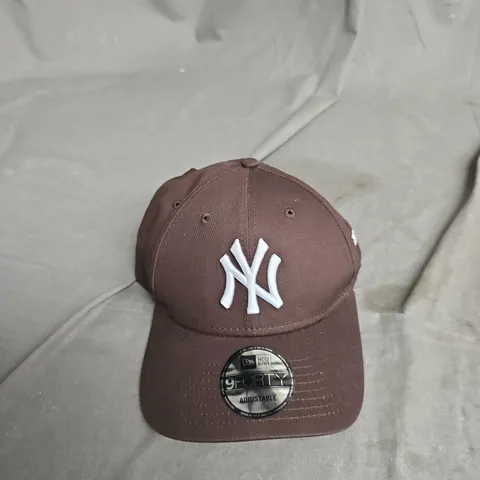 NEW ERA YANKEES 9FORTY ADJUSTABLE CAP – BROWN