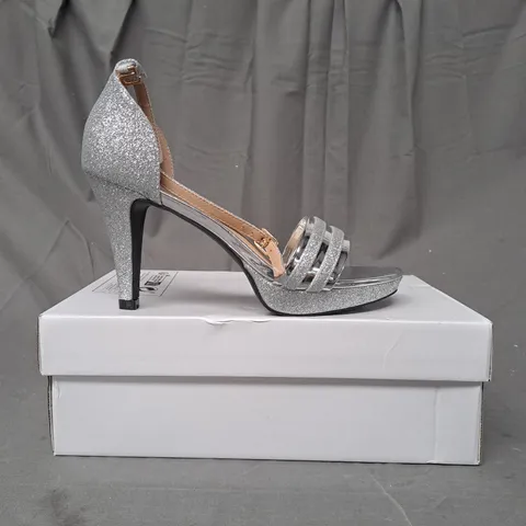 BOXED PAIR OF DESIGNER OPEN TOE HIGH HEEL SANDALS IN METALLIC SILVER W. GLITTER EFFECT EU SIZE 40