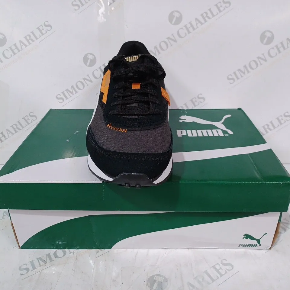BOXED PAIR OF PUMA RIDER DISPLACED TRAINERS IN ASPHALT UK SIZE 9