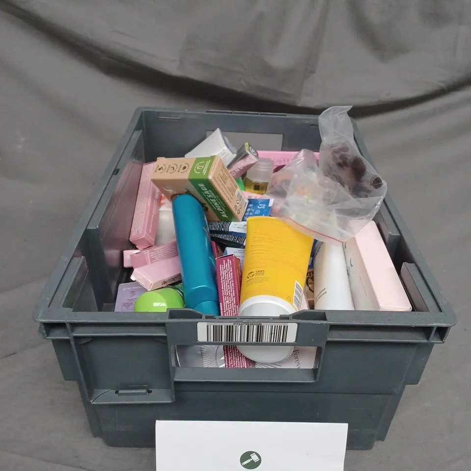 TOTE OF ASSORTED COSMETIC ITEMS TOO INCLUDE , SHAMPOO , DEODORANT , FAUX LASHES , ETC 