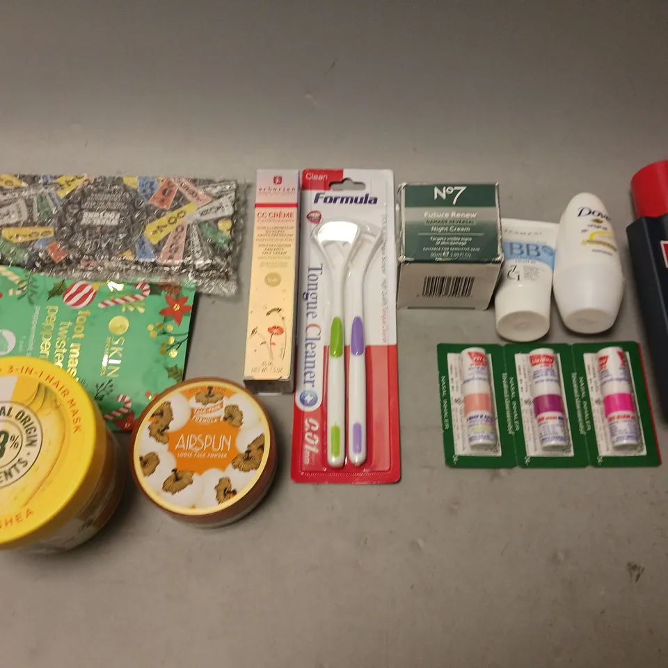 BOX OF APPROXIMATELY 20 COSMETIC ITEMS TO INCLUDE - ORAL B HEADS, VITAMIN C SERUM, AND COLLAGEN MOISTURISER ETC. 