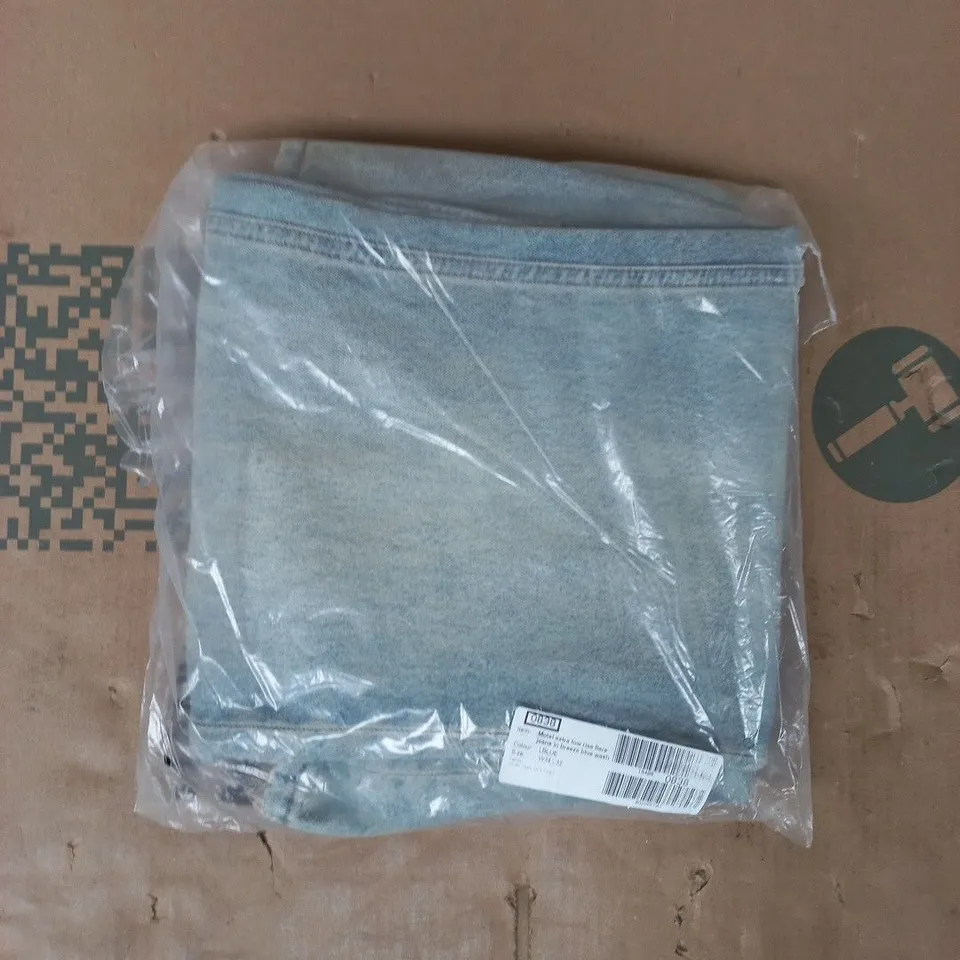 BAGGED MOTEL EXTRA LOW RISE FLARE JEANS IN BREEZE BLUE WASH SIZE 34/32