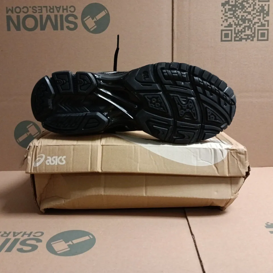 BOXED PAIR OF ASICS TRAINERS IN BLACK/SILVER SIZE UK 10