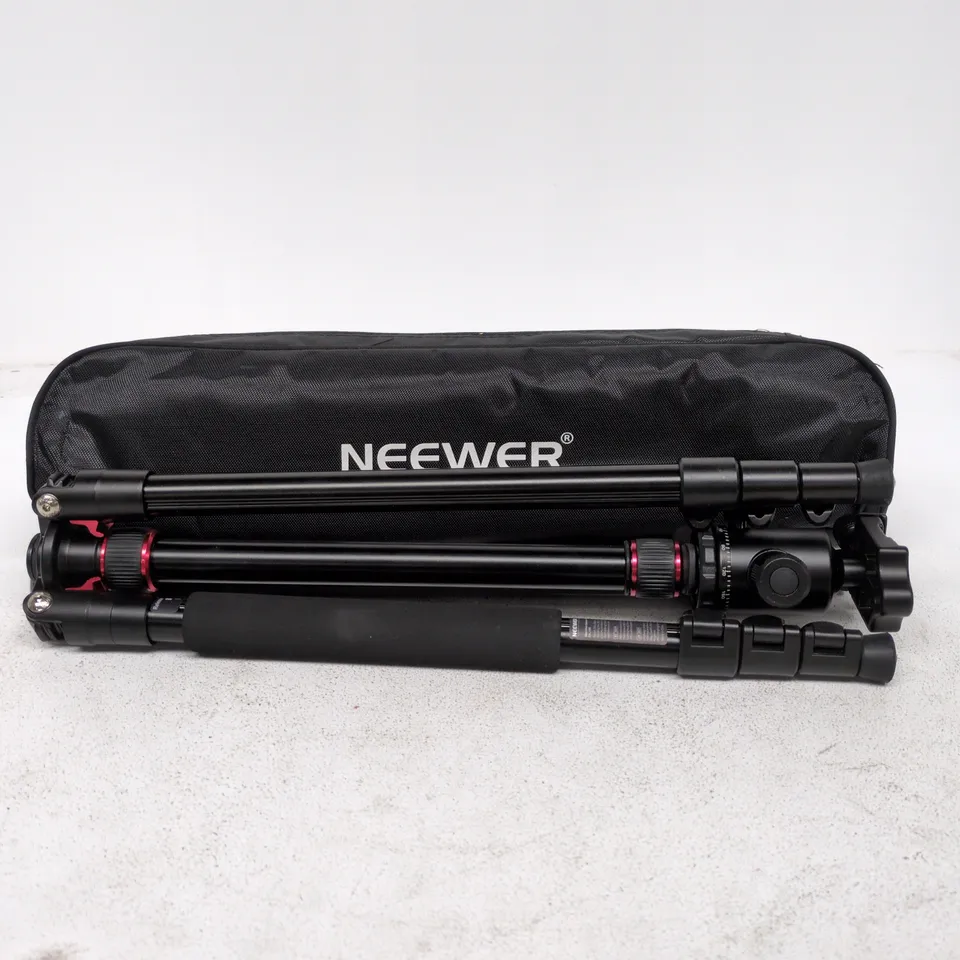 NEEWER PORTABLE TRIPOD STAND FOR CAMERAS WITH CARRY CASE