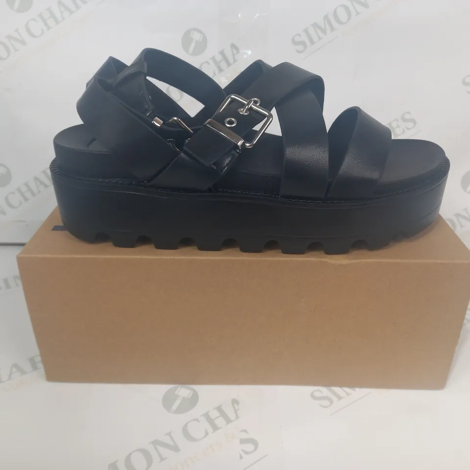 BOXED PAIR OF NO DOUBT OPEN TOE STRAPPY PLATFORM SANDALS IN BLACK SIZE 7