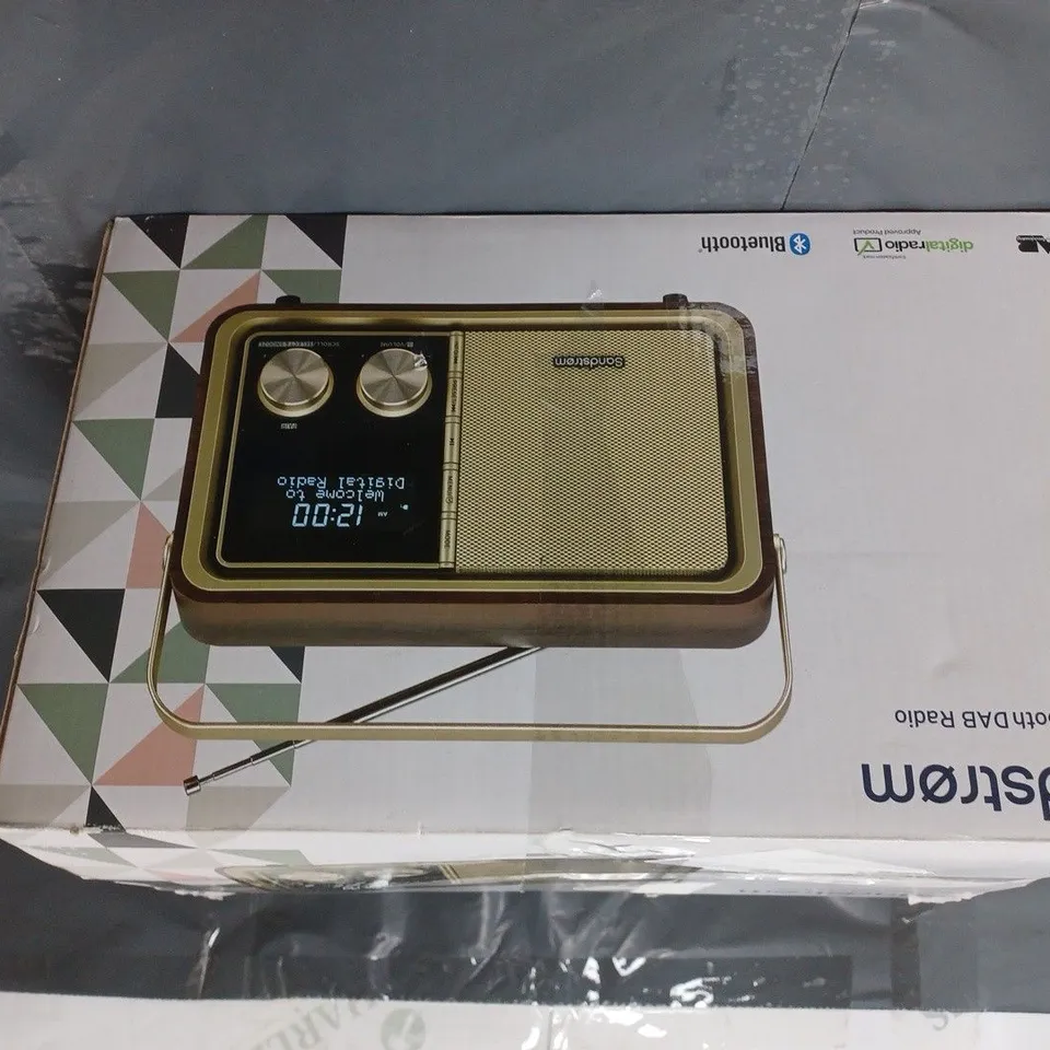 BOXED SANDSTROM RETRO BLUETOOTH DAB RADIO