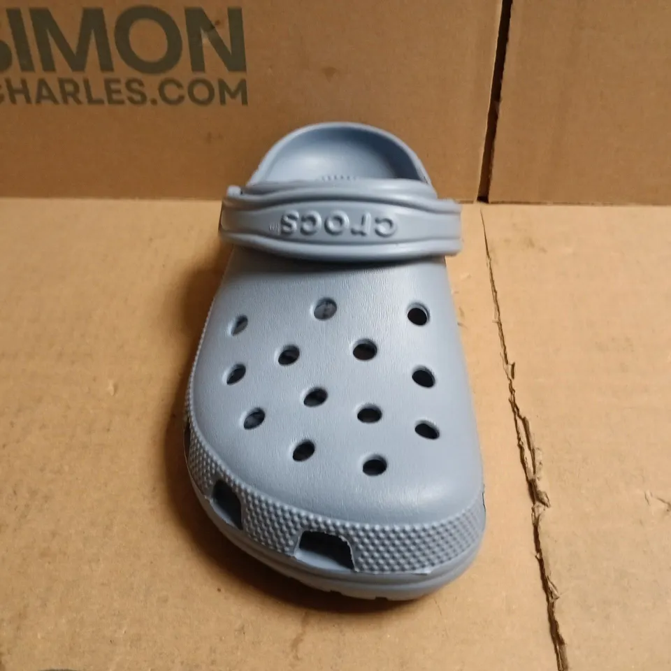 PAIR OF CROCS CLASSIC CLOGS IN BLUE SIZE UK M5/W6