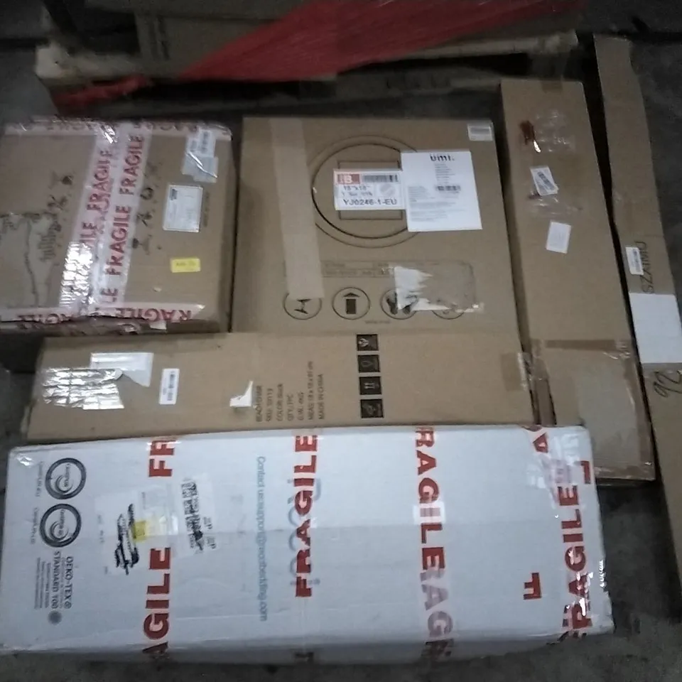 PALLET OF ASSORTED ITEMS INCLUDING RECCI BEDDING, UMI WALL MIRROR, STANDING LAMP, DINGLILIGHTING MODERN LED FLOOR LAMP, ELEGANT LED MIRROR, DAYSTAR ORANGE BIRD