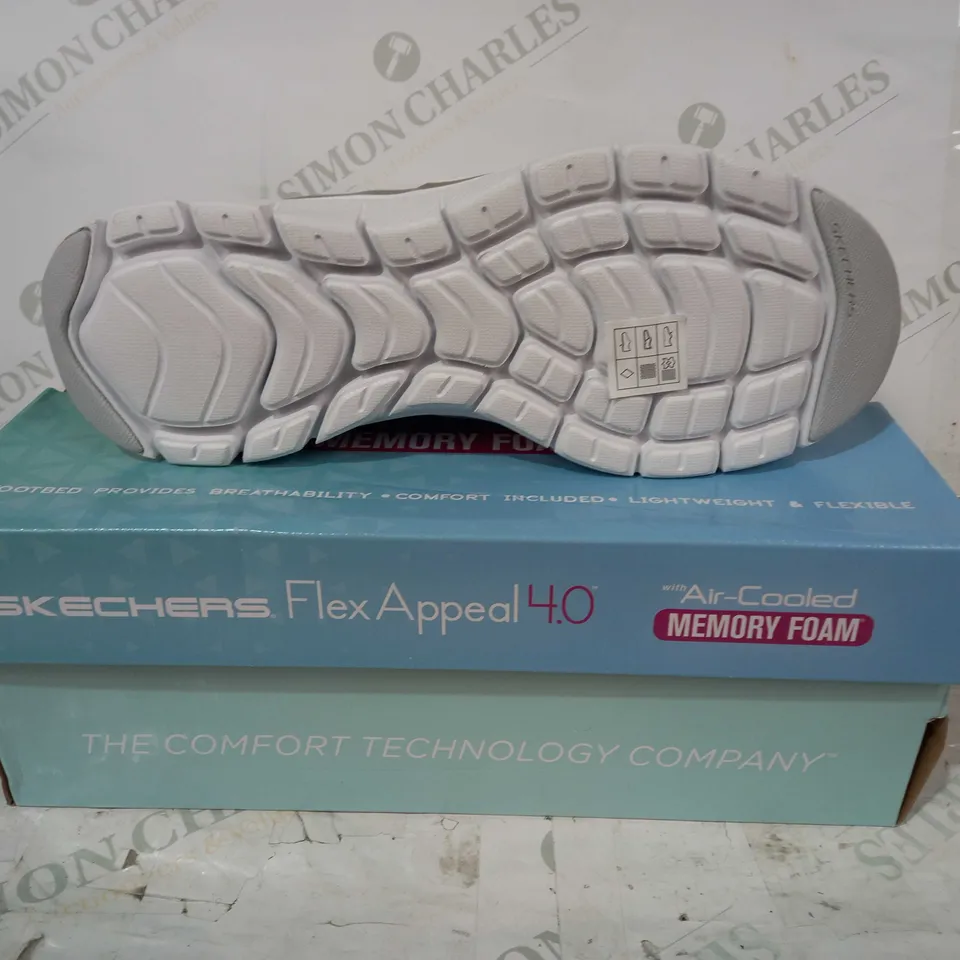 BOXED PAIR OF SKECHERS FLEX APPEAL 4.0 MEMORY FOAM TRAINERS IN WHITE UK SIZE 7