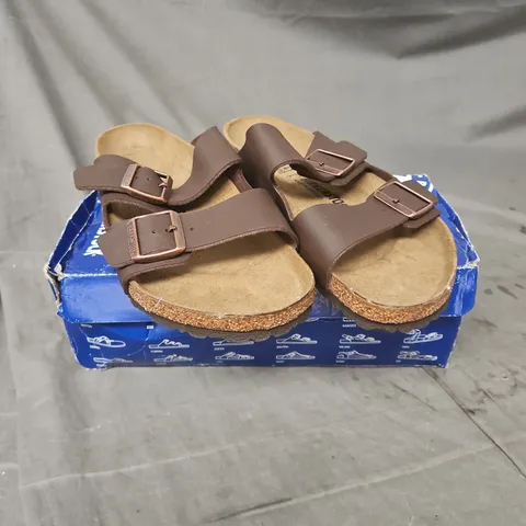 PAIR OF BIRKENSTOCK ARIZONA SANDALS IN DARK BROWN SIZE 7