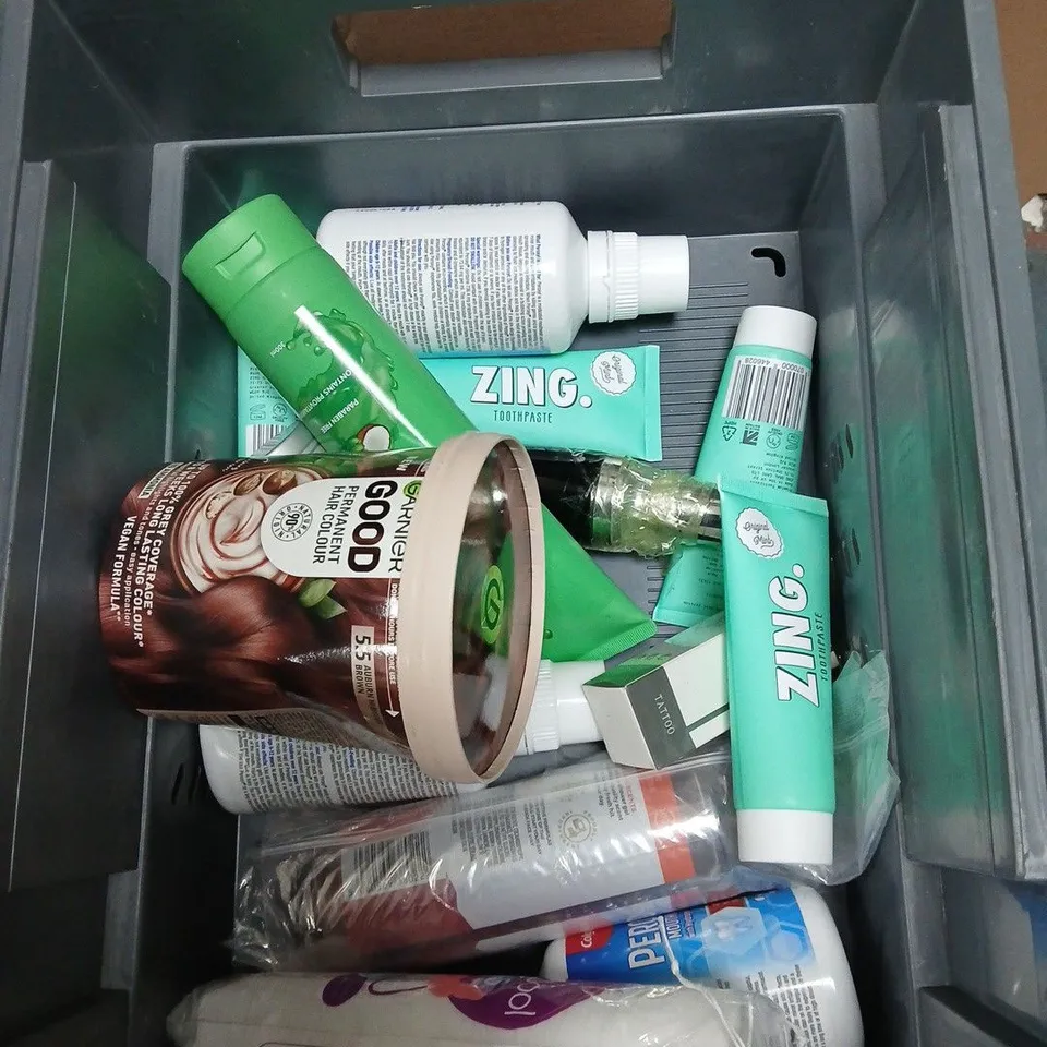APPROXIMATEY 20 ASSORTED HEALTH AND BEAUTY PRODUCTS TO INCLUDE GIVE ME CONDITIONER, ORAL-B TOOTHPASTE AND MAN CAVE SHOWER GEL