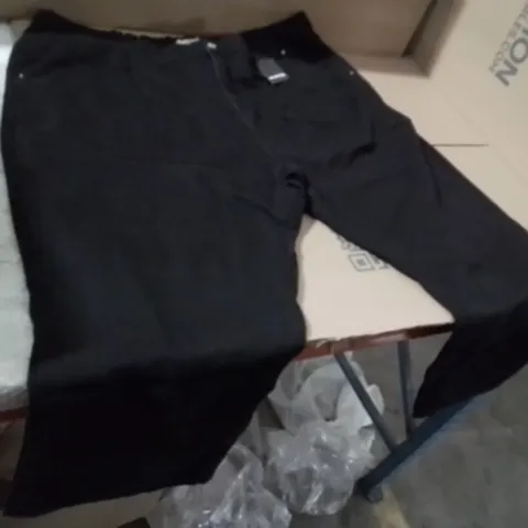 BOXED BRAND NEW APPROXIMATELY 7 PLEAT DETAIL JEANS BLACK SIZE 28R