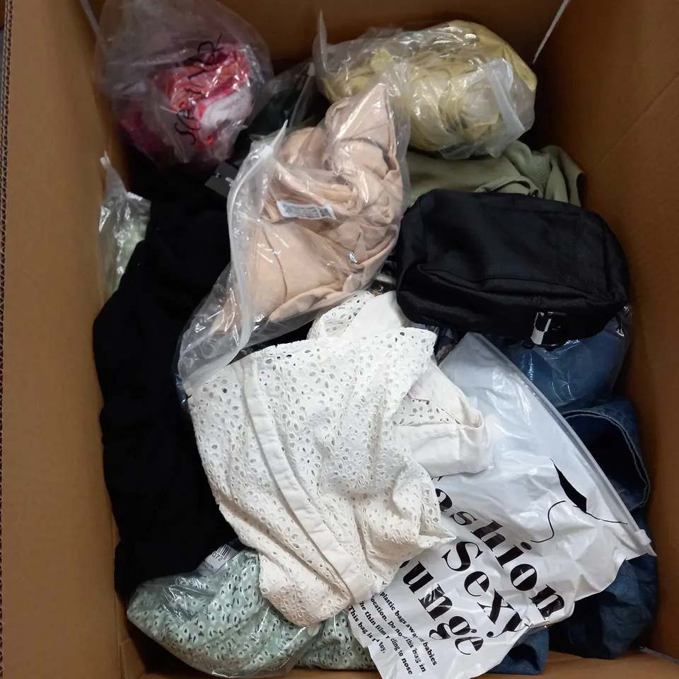 BOX OF APPROX 35 ASSORTED CLOTHING ITEMS TO INCLUDE - DRESSES, T-SHIRTS AND TROUSERS