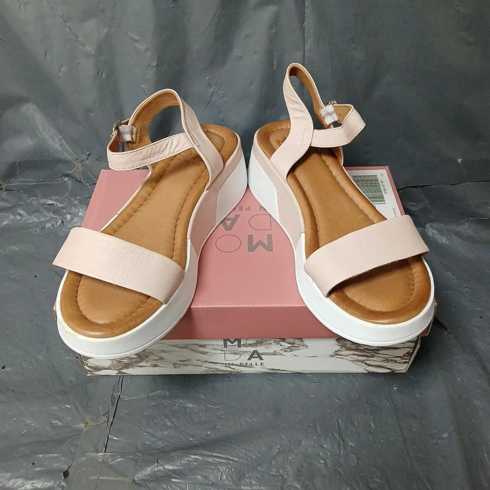 BOXED PAIR OF MODA IN PELLE ORINA LEATHER BUCKLE ANKLE STRAP SANDAL IN CAMEO SIZE 6