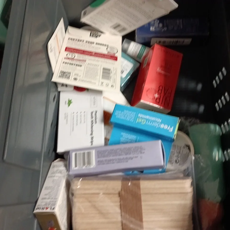 APPROXIMATEY 20 ASSORTED HEALTH AND BEAUTY PRODUCTS TO INCLUDE - DOVE BODY SCRUB - TRIPLE DRY FRESH ROLL-ON AND ANUSOL OINTMENT