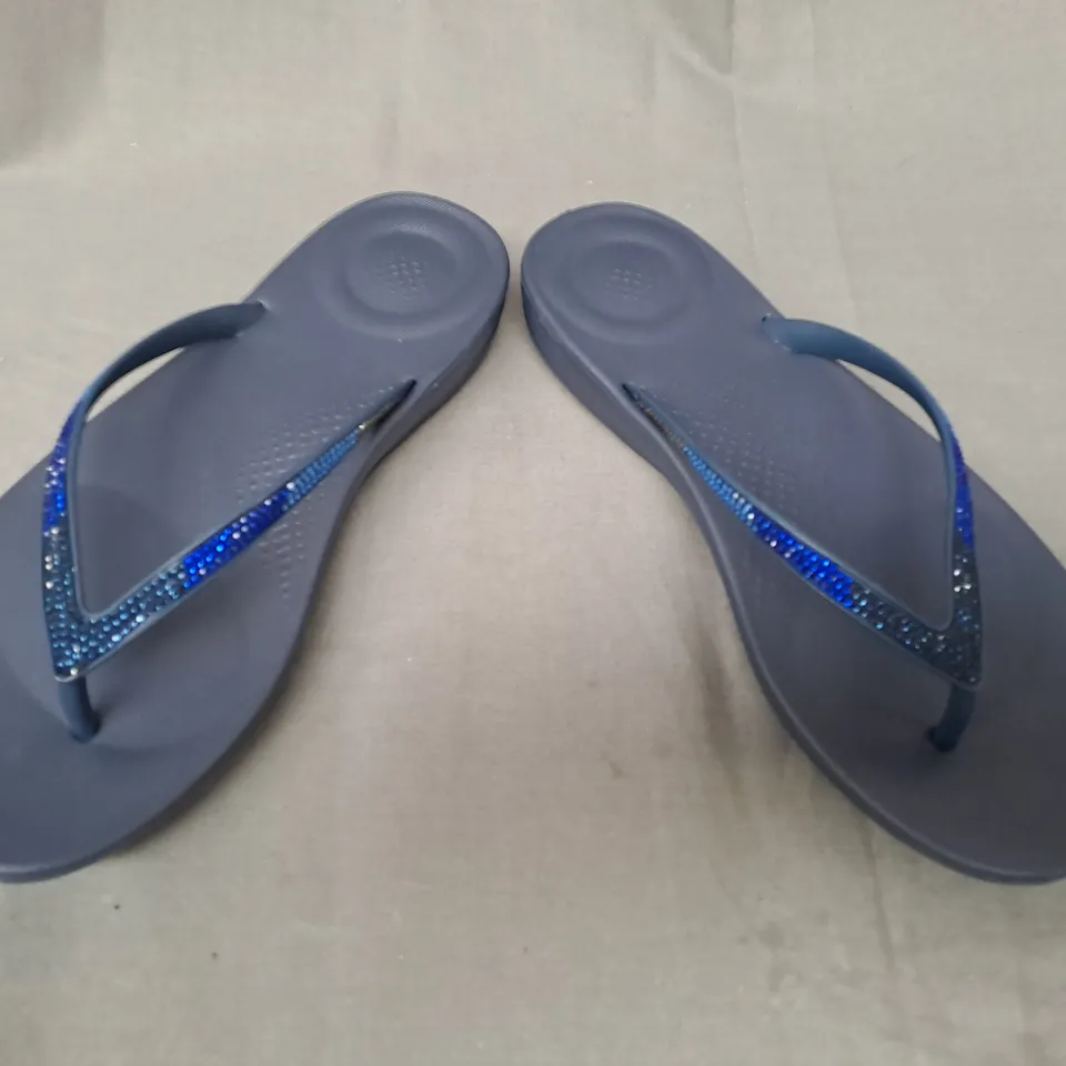 BOXED PAIR OF FITFLOP IQUSHION OMBRE SPARKLE FLIP-FLOPS IN NAVY UK SIZE 5