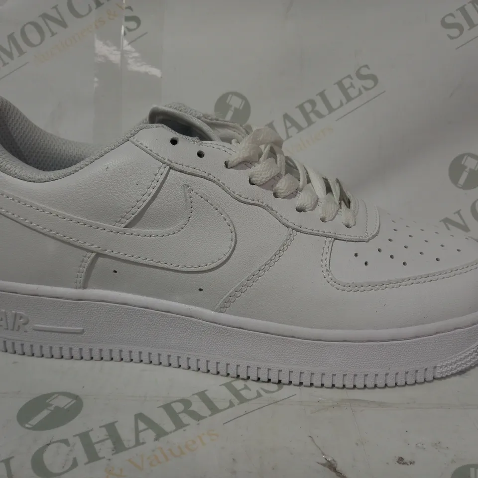 PAIR OF NIKE AIR FORCE 1 SHOES IN WHITE UK SIZE 7