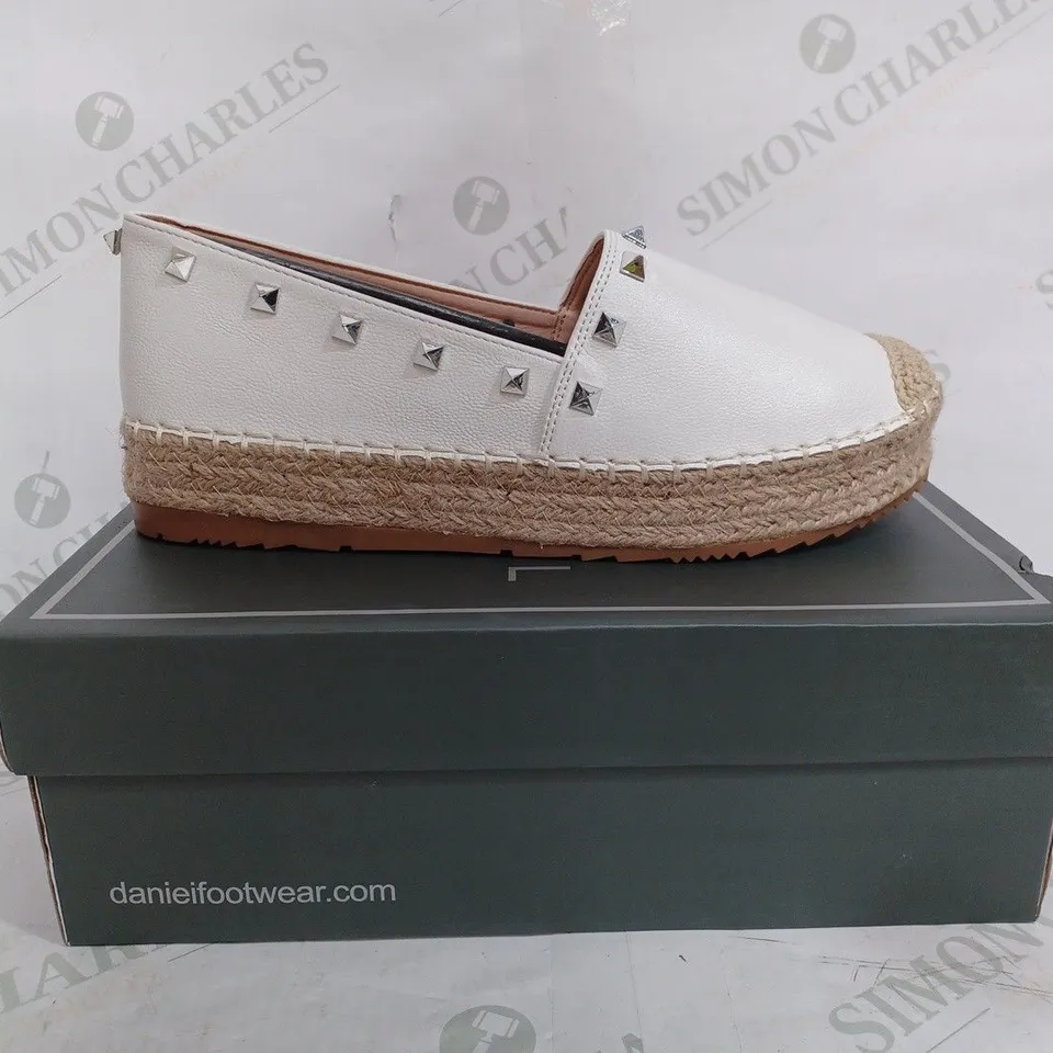 DANIEL FOOTWEAR CUBBY SHOES IN WHITE & LIGHT BROWN - EU 40