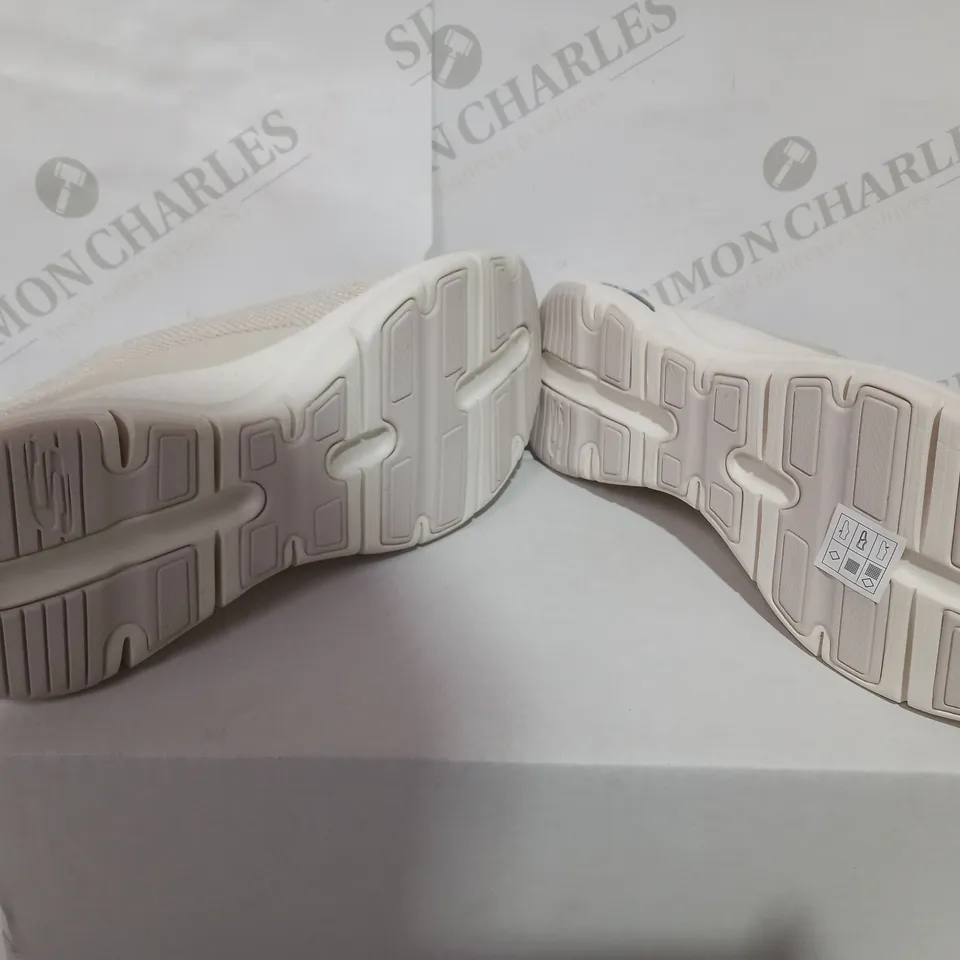 BOXED PAIR OF SKECHERS OFF WHITE TRAINERS - SIZE 5.5