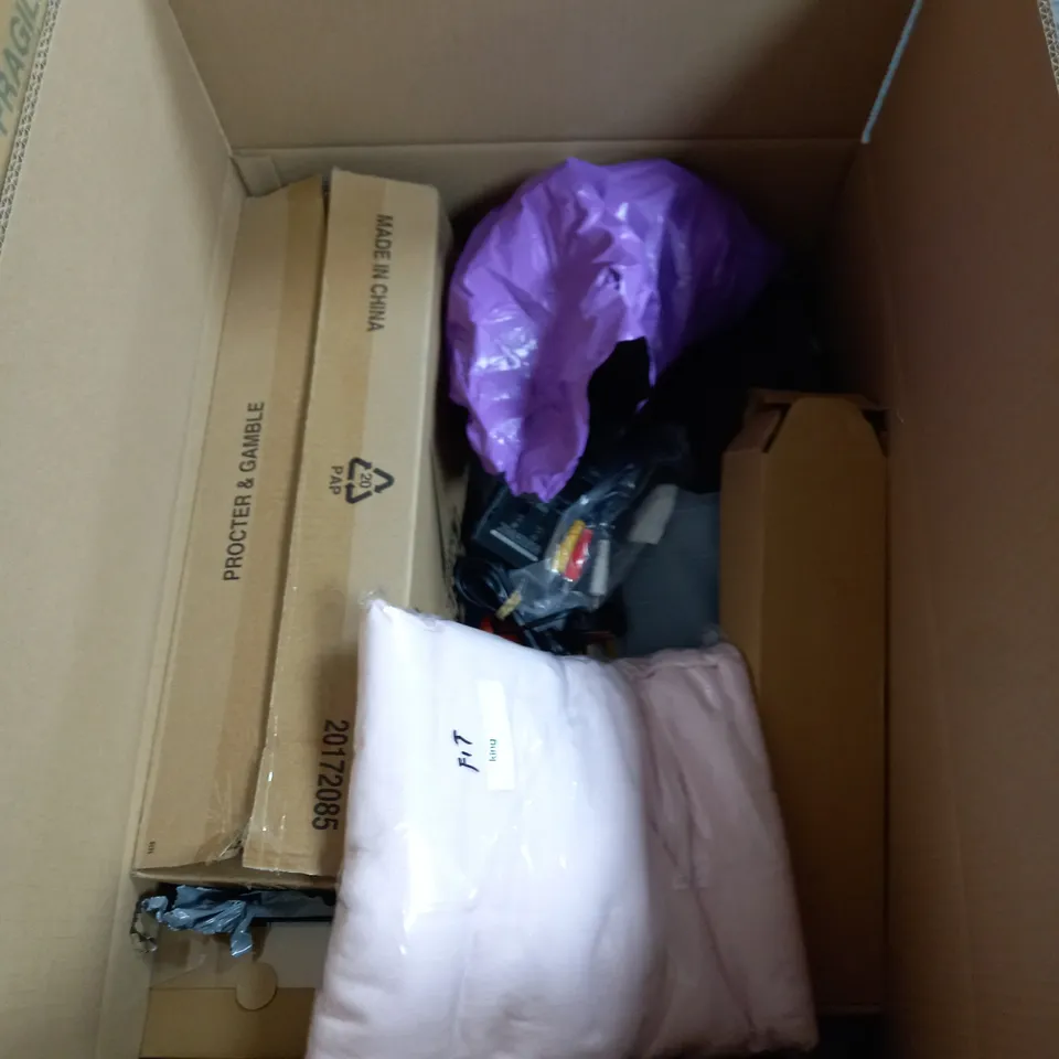 BOX OF ASSORTED HOUSEHOLD ITEMS TO INCLUDE PILLOWS, CUPS, STORAGE BAGS ETC