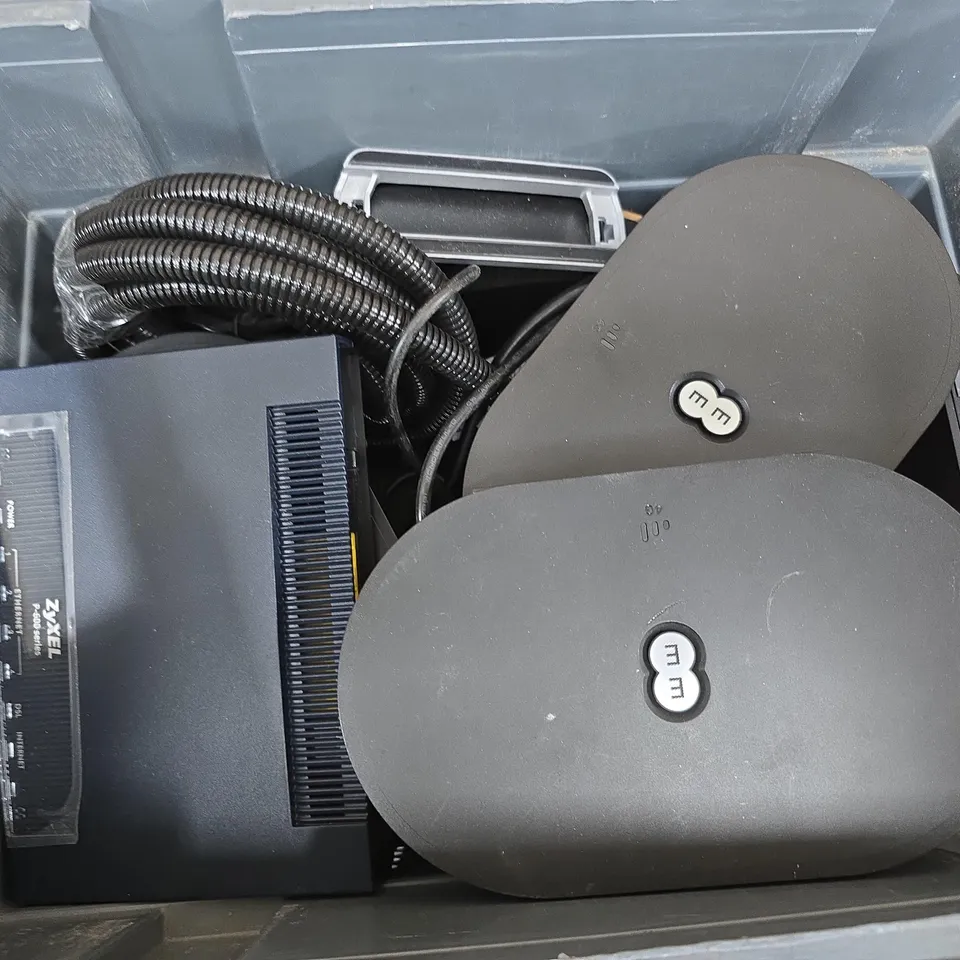 APPROXIMATELY 10 ASSORTED ELECTRICAL ITEMS TO INCLUDE ALARM CLOCK, ZYXEL P-600, POWER SUPPLY, ETS