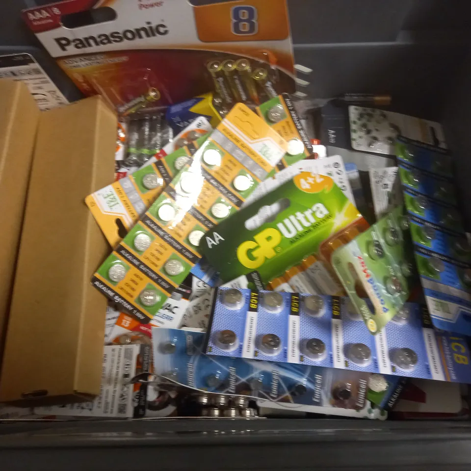 LARGE QUANTITY OF ASSORTED BATTERIES TO INCLUDE DURACELL, PANASONIC AND PROCELL