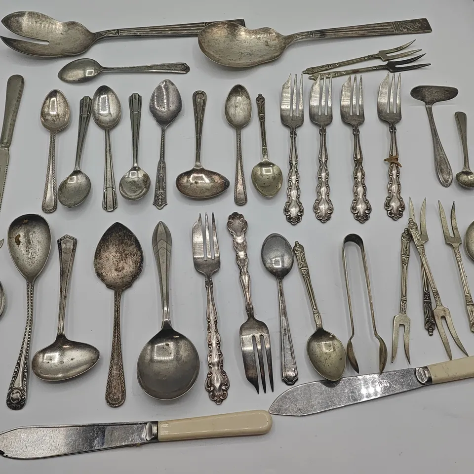 LOT OF 37 PIECES OF VINTAGE CUTLERY TO INCLUDE CHEESE KNIFE, SPEENS FORKS AND KNIVES