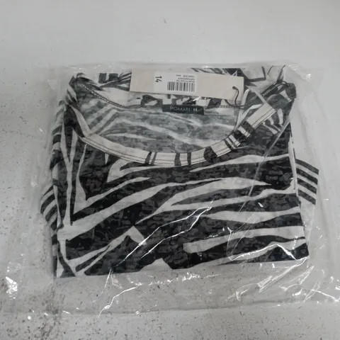 BAGGED ROMAN STRIPE PRINTED TOP IN BLACK/WHITE - SIZE 14