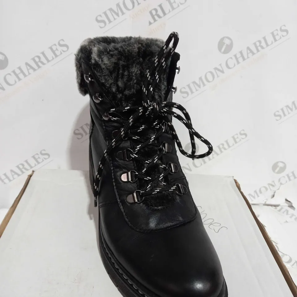 MODA CHARCOAL FAUX FUR METAL LACED HIKER SIZE 8
