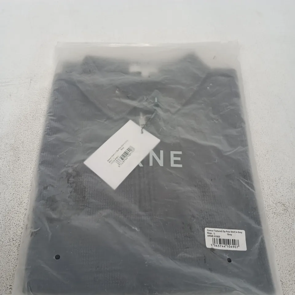 ARNE CAVOUR TEXTURED ZIP POLO SHIRT IN GREY – SIZE L