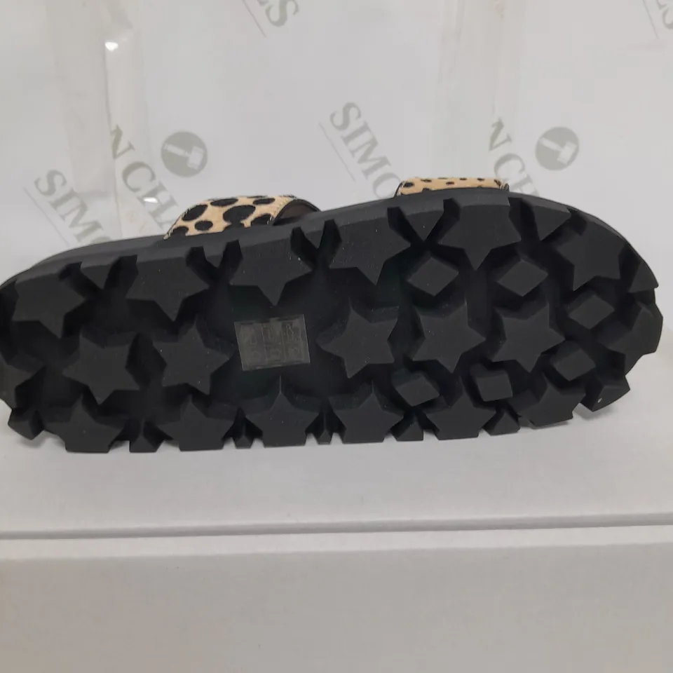 MODA IN PELLE CHEETAH PRINT SLIDER SANDALS - SIZE 3