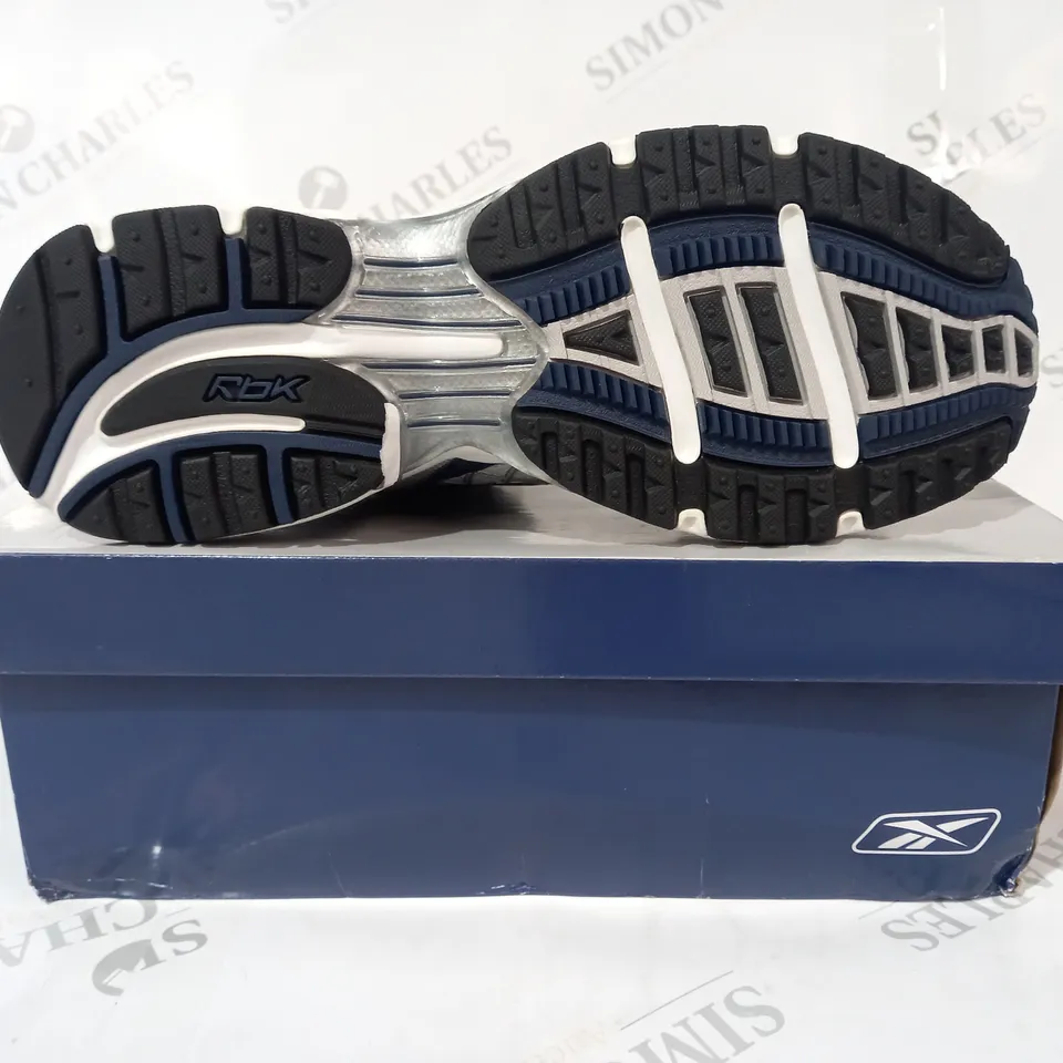 BOXED PAIR OF REEBOK BARCELONA FURY SHOES IN WHITE/NAVY/SILVER UK SIZE 8