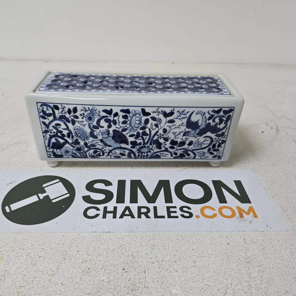 RIJKS MUSEUM DELFT-STYLE BLUE AND WHITE RECTANGULAR CERAMIC VASE