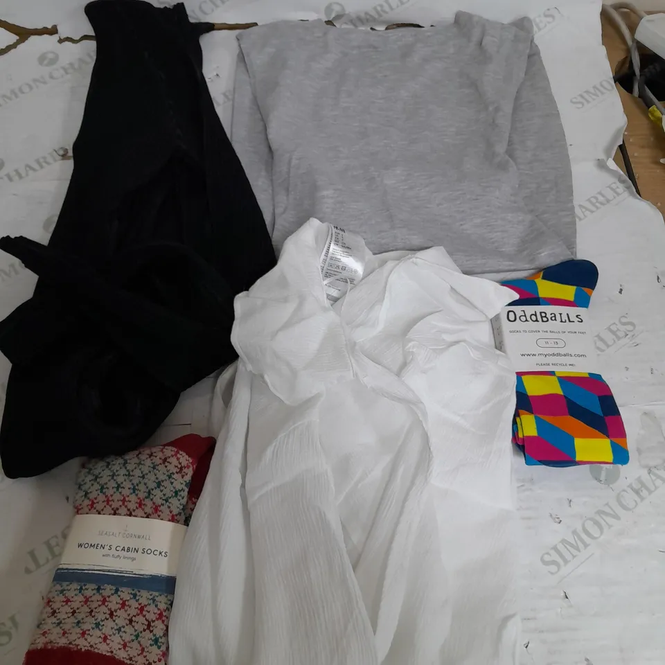 BOX OF APPROXIMATELY 22 ASSORTED CLOTHING ITEMS TO INCLUDE - SOCKS , DRESS , SHIRT ETC