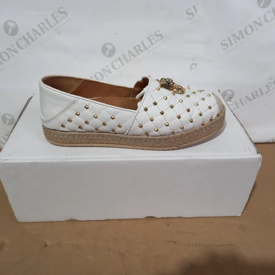 BOXED PAIR OF MODA IN PELLE SHOES - SIZE 38