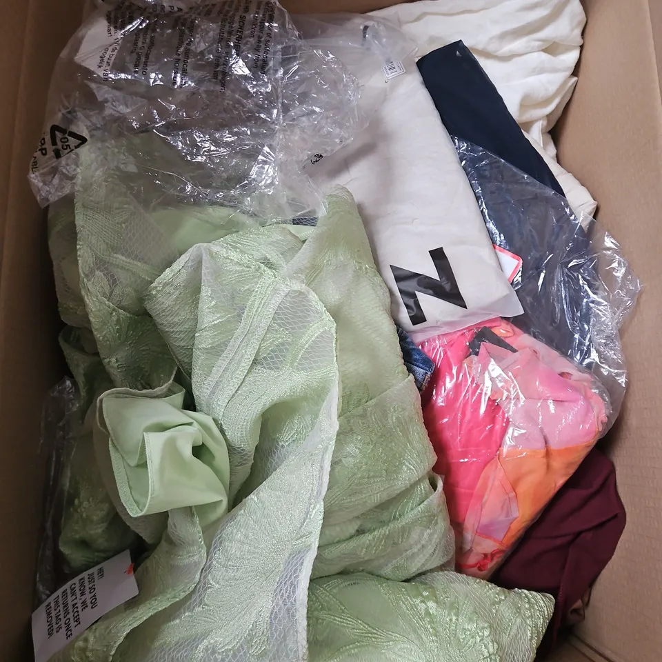 BOX OF APPROXIMATELY 20 ASSORTED CLOTHING ITEMS TO INCLUDE - DRESS, SKIRT, SHIRT, ETC