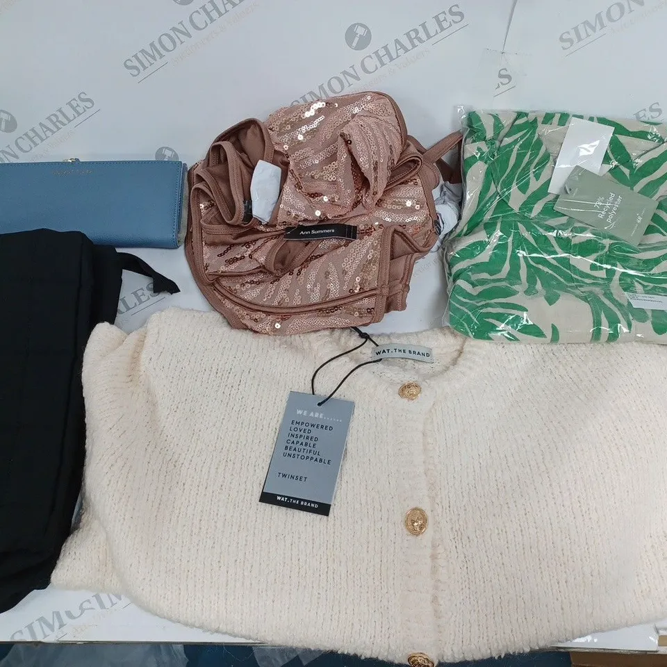 LARGE QUANTITY OF CLOTHING ITEMS TO INCLUDE DRESSES, SWEATERS, JEANS, T-SHIRTS, ETC