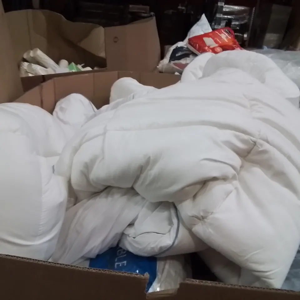 PALLET CONTAINING A VERY LARGE QUANTITY OF BLANKETS AND PILLOWS