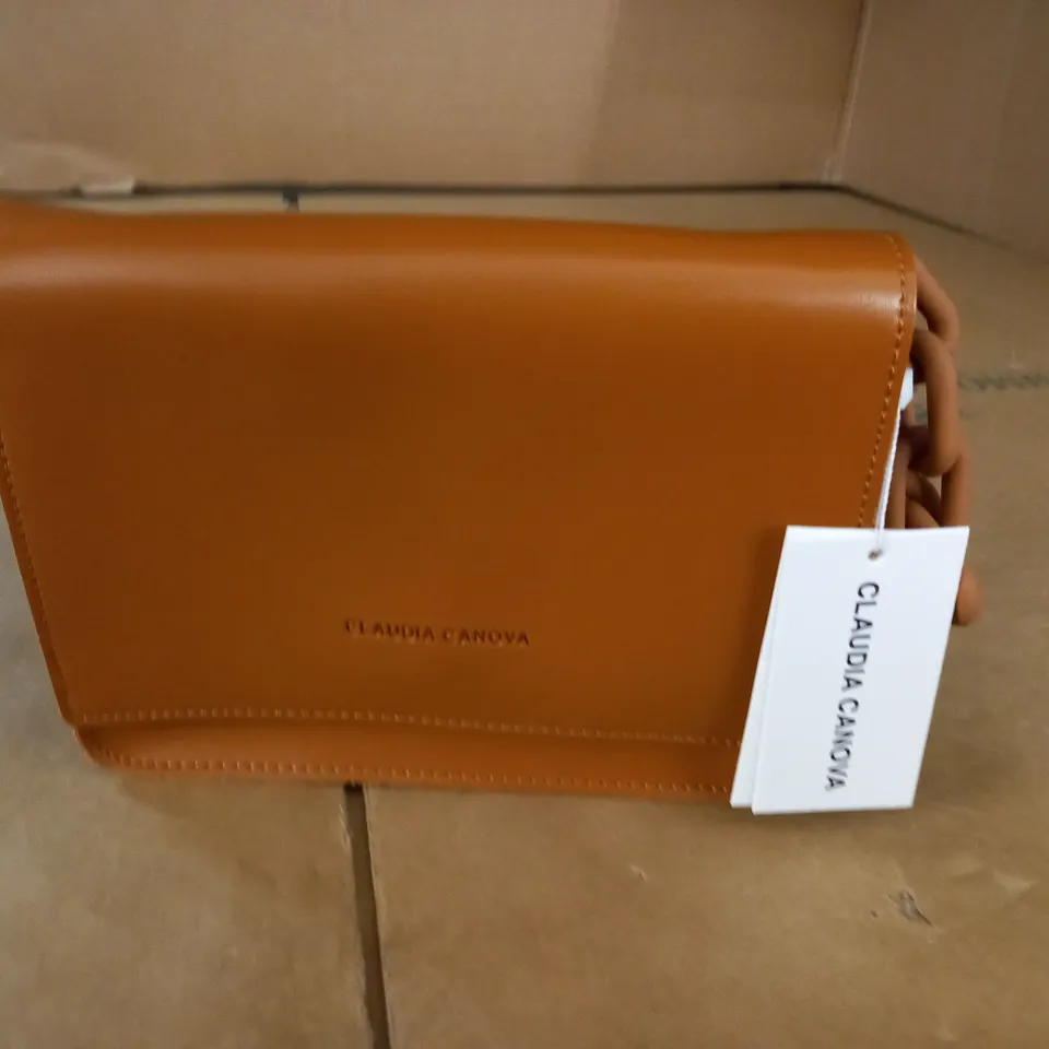 CLAUDIA CANOVA CROSS BODY GRAB BAG WITH CHUNKY CHAIN IN TAN