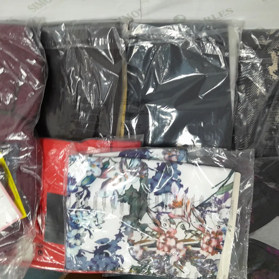 LOT OF APPROX 16 CLOTHING ITEMS IN VARIOUS BRANDS, STYLES, COLOURS AND SIZES