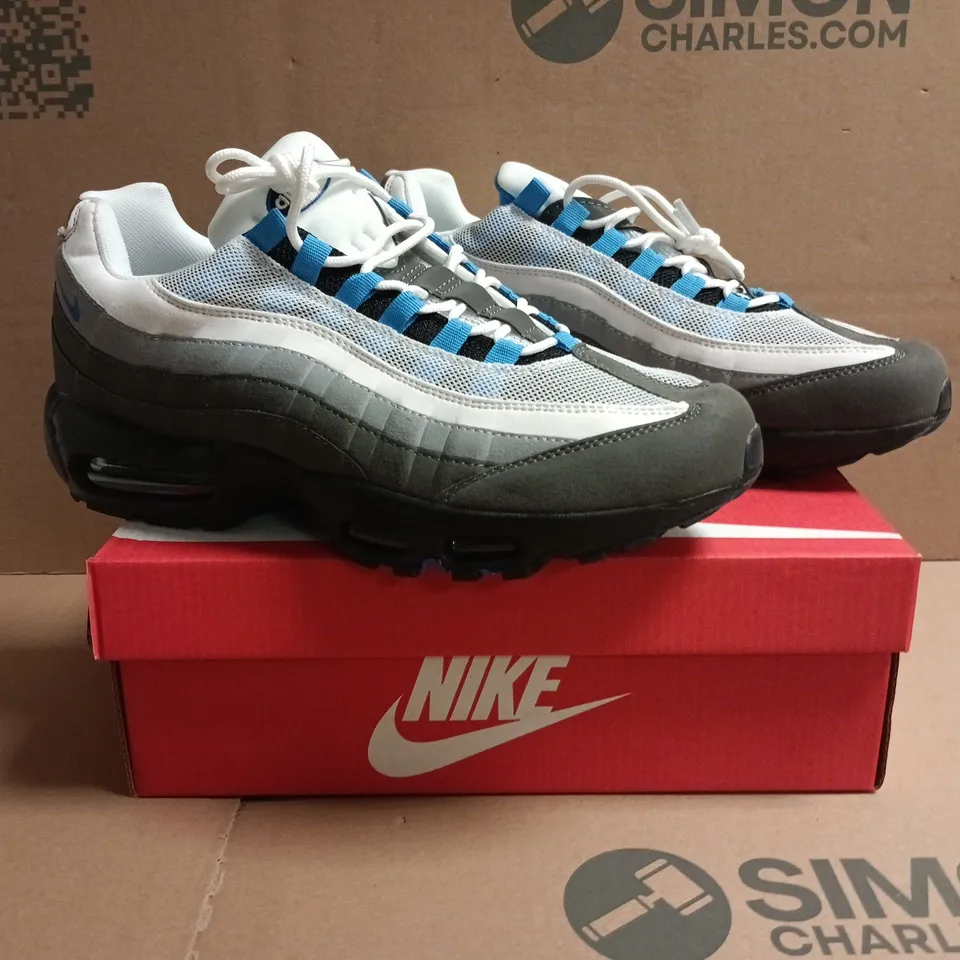 BOXED PAIR OF NIKE AIR MAX TRAINERS IN WHITE/GREY/BLUE SIZE UK 10