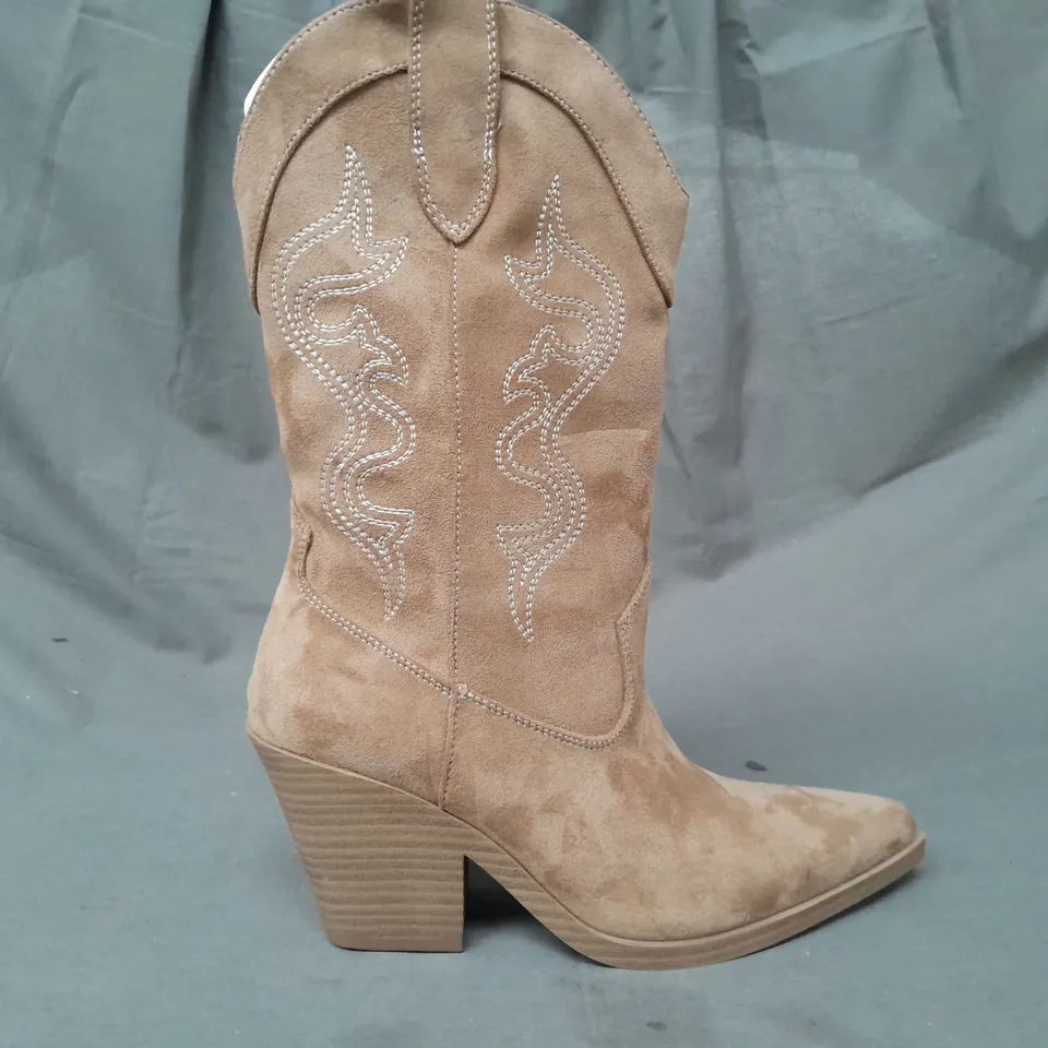 PAIR OF BERSHKA WESTERN STYLE BLOCK HEEL BOOTS IN TAN UK SIZE 4