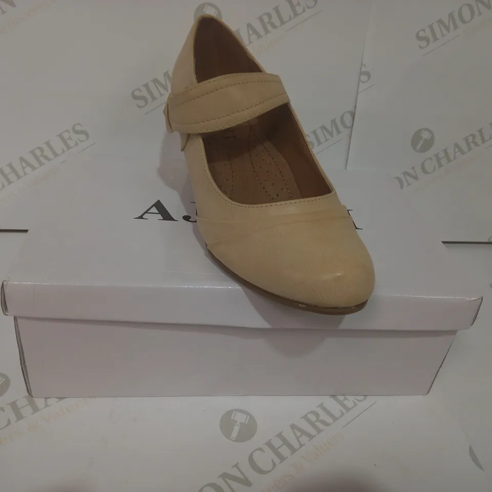 BOXED PAIR OF AJVANI HEELED FOOTWEAR IN BEIGE UK SIZE 6