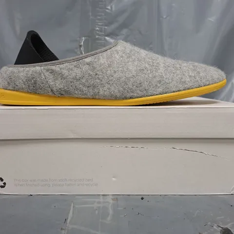 BOXED PAIR OF MAHABIS CLASSIC SHOES IN LIGHT GREY/YELLOW SIZE UK 7.5/8