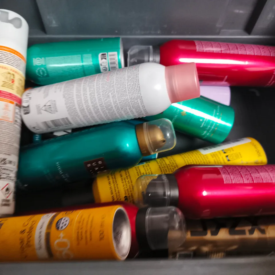 APPROXIMATELY 15 ASSORTED AEROSOLS TO INCLUDE DAISE , HARRY'S AND EVIAN FACIAL SPRAY 