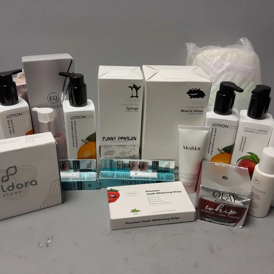 APPROXIMATELY 20 ASSORTED HEALTH & BEAUTY ITEMS TO INCLUDE KINETICS LOTION (250ml), LOREAL MASCARA, RITUALS BLOSSOMING HAND WASH (110ml), ETC