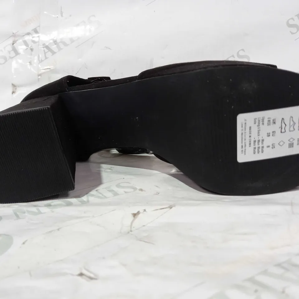 BOXED PAIR OF SIMPLY BE OPEN TOE BLOCK HEELS IN BLACK EU SIZE 39
