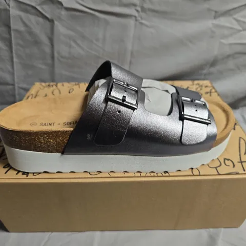 BOXED PAIR OF SAINT+SOFIA SUTTON SLIDES - UK SIZE 6